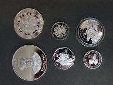 A cachet of modern silver coins, includes 1983 £1, 1996 Guernsey £1, Falklands 1982 50 pence,