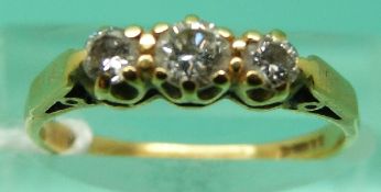 An 18ct gold ring set with three diamonds (Size J)