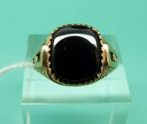 A 9ct gold ring set with onyx (Size Q)