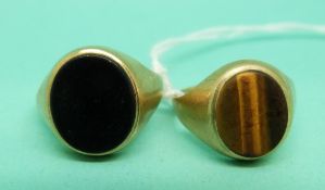 Two 9ct gold signet rings, one set with tigers eye and the other set with onyx, weight 6.