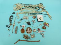 A collection of jewellery to include a Victorian cameo brooch, jadeite pendant,