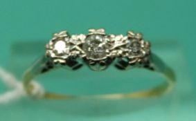 An 18ct gold ring set with three diamonds in a platinum setting (Size Q)