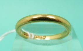 A 22ct gold wedding band, weight 5.