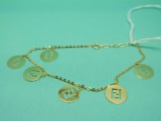 An 18ct gold bracelet with pierced charms, 2.5g.