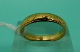 A 22ct gold wedding band with heart decoration, weight 4.