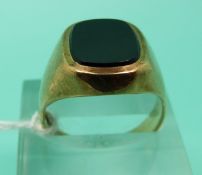 A 9ct gold signet ring set with oynx, weight 6.