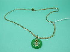 A 9ct gold chain with a jadeite pendant surrounding a Chinese character, 7.2g.