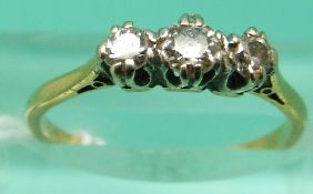An 18ct gold ring set with three diamonds (Size J)
