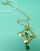 A 9ct gold pendant and chain set with green paste, 1.9g.