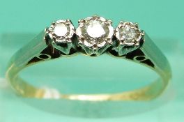 An 18ct gold ring set with three diamonds in a platinum setting (Size O)