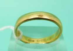 A 22ct gold wedding band, weight 5.