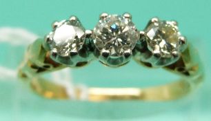 An 18ct gold ring set with three round brilliant cut diamonds (Size N)