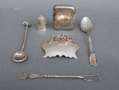 A hallmarked silver vesta, silver thimble, two white metal spoons and forks,