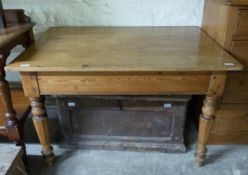 A pine kitchen table with end drawer raised on tapering octagonal legs (H71 x L109 x D74cm)