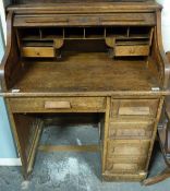 An oak roll top desk with fitted interior (H110 x W91 x D62cm)