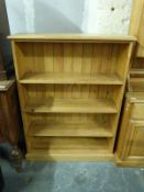 A pine bookcase (H123 x W93 x D28cm)