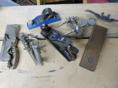 A quantity of vintage woodworking planes to include Record 043 and 044, Stanley Bailey No 4,