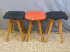Three retro leatherette covered stools with shaped legs (H53 x D43cm)