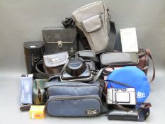 A quantity of cameras to include Minolta 110 Zoom SLR, Yachica 35-600, Voigtlonder Vitoret 110 EL,