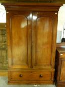 A Victorian mahogany wardrobe with drawer below (H192 x W124 x D51cm)