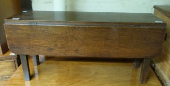 An antique country style oak drop leaf occasional/coffee table (H43 x L92 x W65cm)