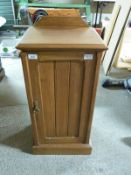 A 19thC oak pot cupboard/bedside cabinet (H82 x W39 x D34cm)