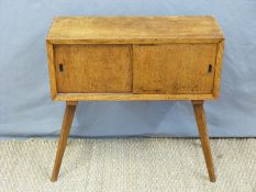 A retro oak cabinet with fitted interior and sliding doors (H61 x W61 x D23cm)