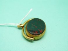 An 18ct gold swivel fob set with blood agate and red agate