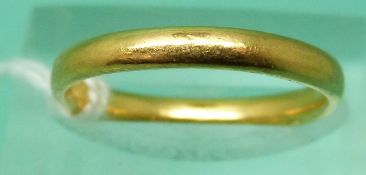 A 22ct gold wedding band, 3.