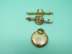 Two 9ct gold brooches one set with seed pearls and the other in the form of a horseshoe (4.