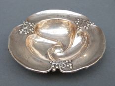 A Walker & Hall Art Nouveau hallmarked silver three footed bowl, Birmingham 1904, diameter 11cm,