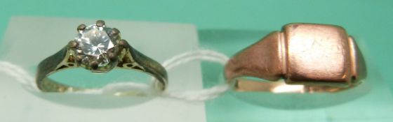 A 9ct gold signet ring (1.