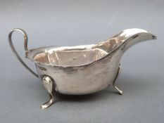 A Viners hallmarked silver sauce boat, Sheffield 1931, length 14.