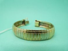 An 18ct gold tricolour bracelet (27.