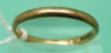 A 9ct gold wedding band, 2.