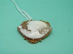 A 9ct gold cameo pendant depicting a young woman