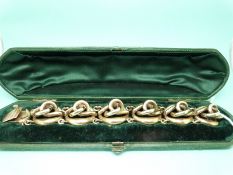 A Victorian yellow metal bracelet of knotted design, in original fitted box (41.