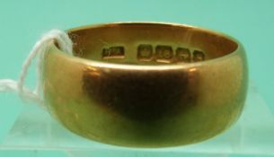 An 18ct gold wedding band, 8.