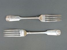 A pair of George V hallmarked silver fiddle and shell pattern table forks, Sheffield 1913,