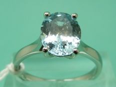 A platinum ring set with an oval aquamarine (size N)