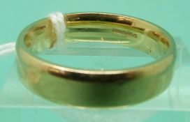 A 9ct gold wedding band, 5.