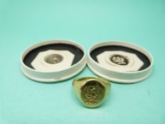 An 18ct gold signet ring with two wax seal examples (9g)
