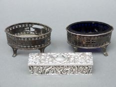 An Edward VII hallmarked silver dressing table pot with embossed decoration, B'ham 1903,