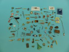 A large collection of various brooches, tie clips/pins, hat pins etc including floral, keys,