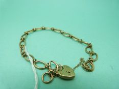A 9ct gold bracelet made up of oval links (8.