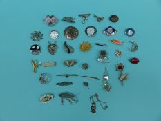 A collection of silver brooches to include abalone, filigree,