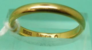 A 22ct gold wedding band,