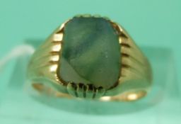 A 9ct gold ring set with an agate cabochon
