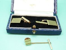A pair of 9ct gold cufflinks (14.