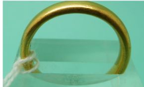 A 22ct gold wedding band, 8.